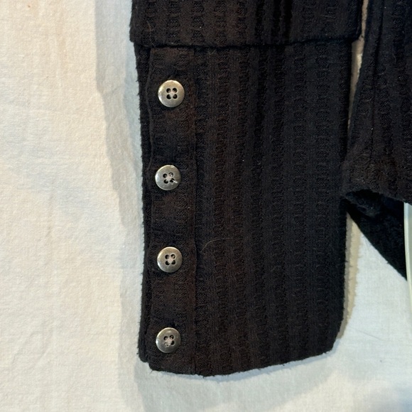 Black Waffle Knit Long Sleeve Top Four Buttons at Cuffs for Style Size M - Picture 3 of 4